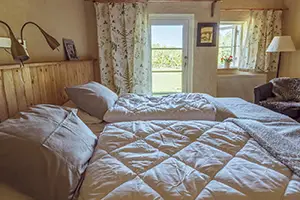 Sovrum med dubbelsäng sett från sidan.