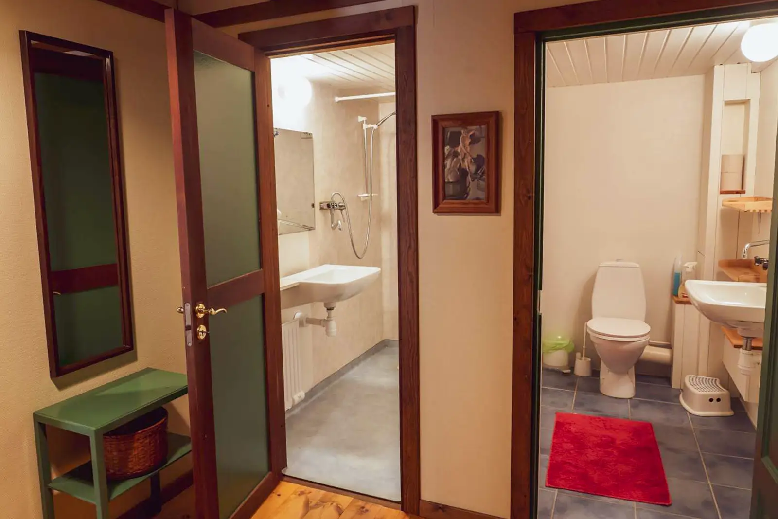 Eftersom dusch och toalett är i separata rum kan gäster använda båda samtidigt.