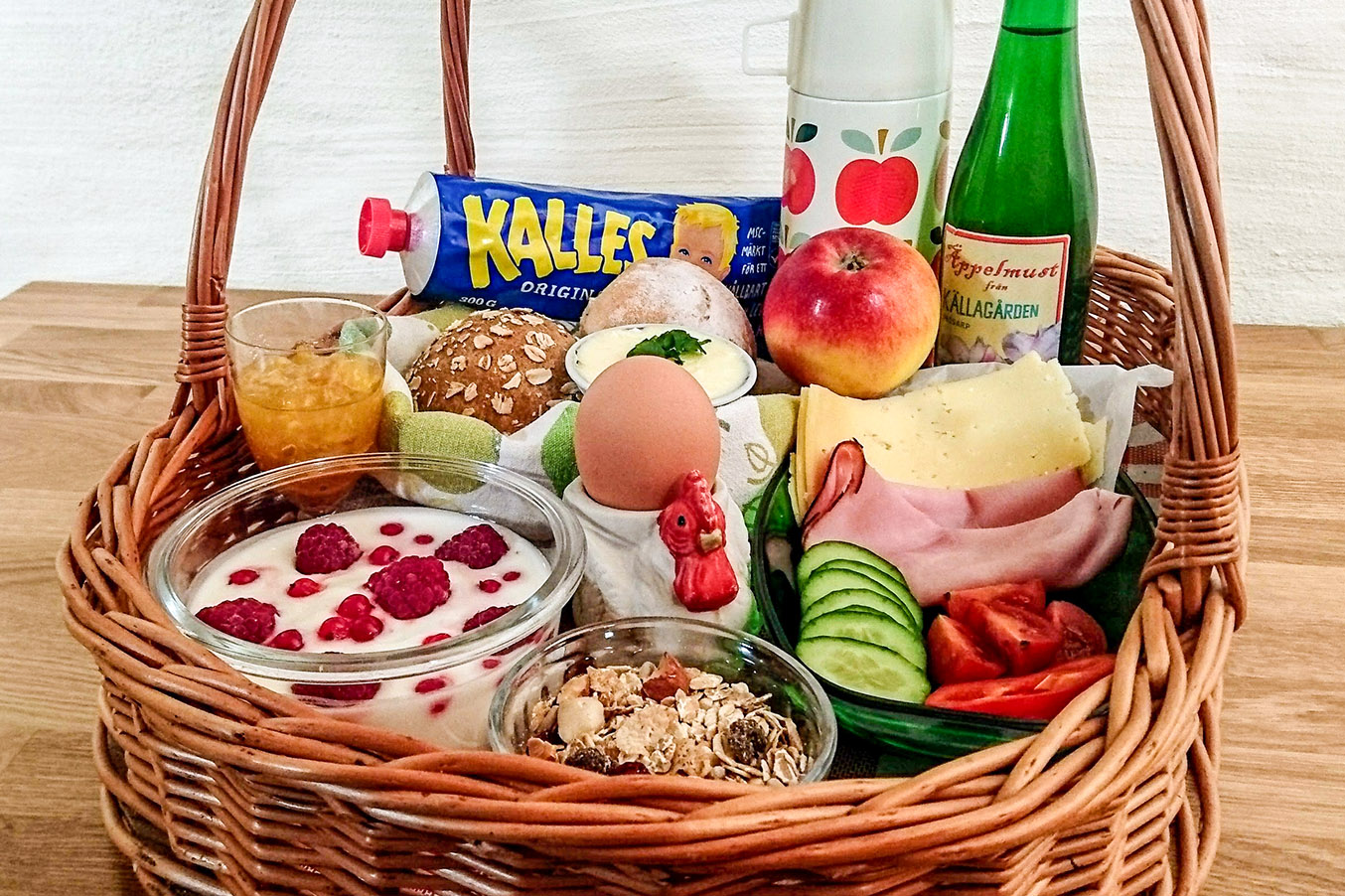 We try to adapt the breakfast basket as much as possible to your individual preferences, based on what we have to offer.