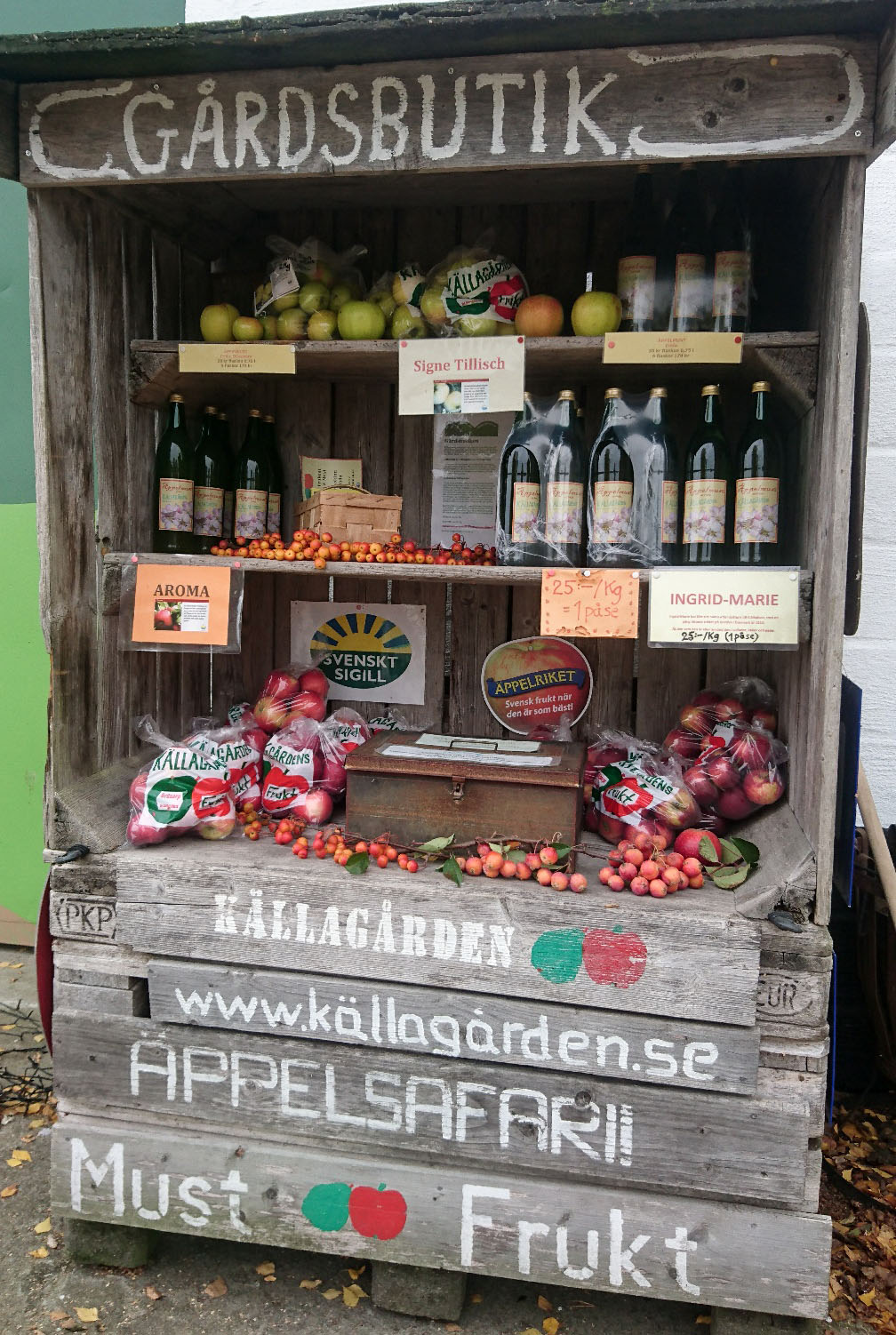 I vår gårdsbutik med självbetjäning kan du köpa vår must och äpplen efter säsong.
