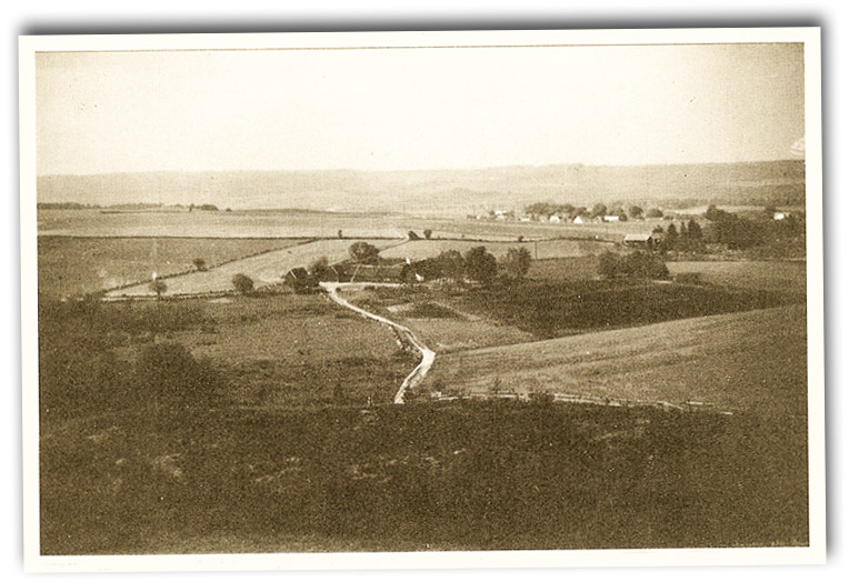 Källagården 1937, då gården fortfarande var fyrlängad. Bilden tagen uppe från Ornahög.