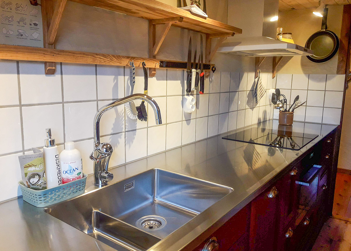 Köket är utrustat med induktionshäll och kombimikrougn.