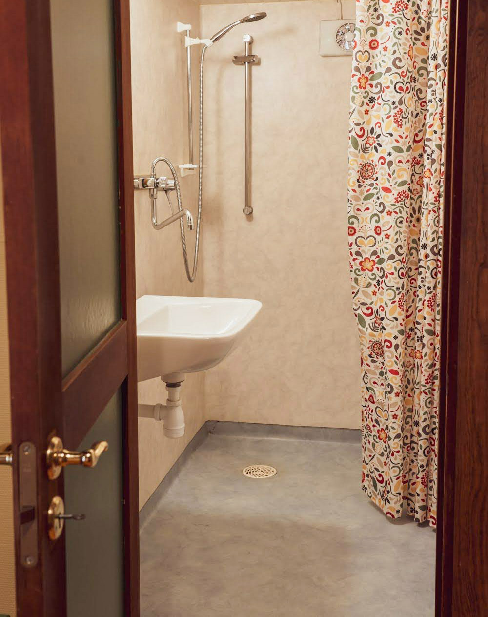 Since the shower and toilet are in separate rooms both can be used simultaneously by our guests.