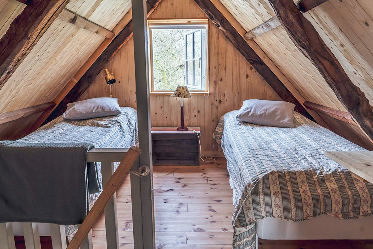 In both the cottage bedrooms there are two comfortable 90 cm beds.