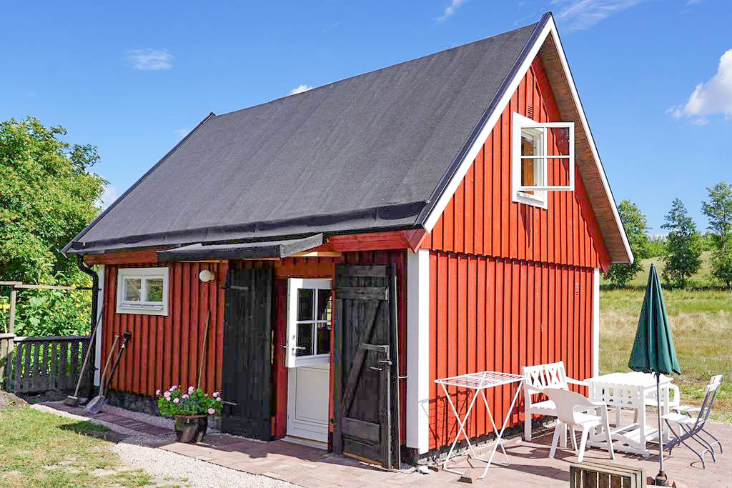 The cottage has its own set of garden furniture and bbq-grill.